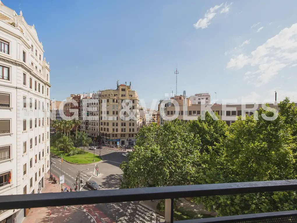 Piso de 5 habitaciones en València ciudad en alquiler - 2.500 € (Ref: 9908872)