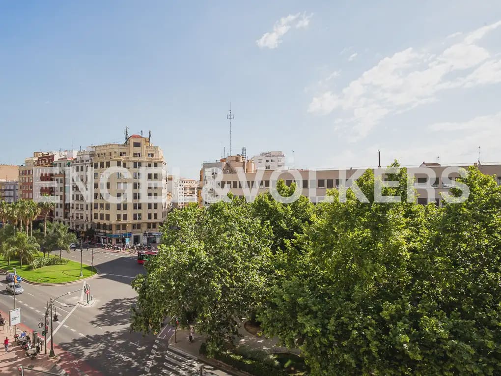 Piso de 5 habitaciones en València ciudad en alquiler - 2.500 € (Ref: 9908872)