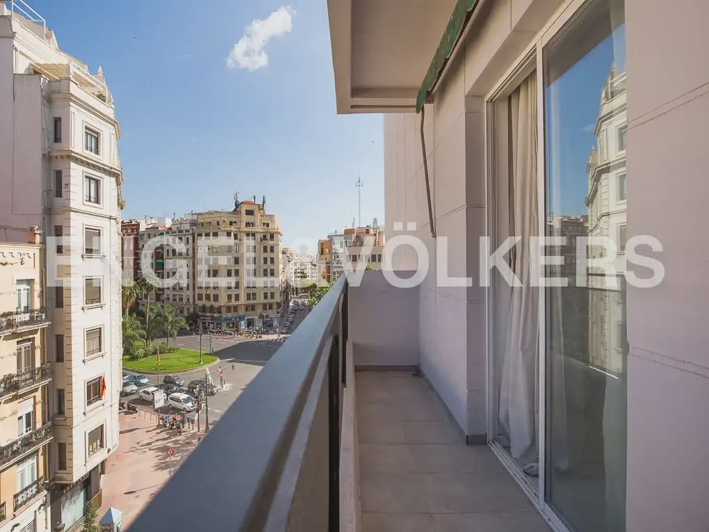 Piso de 5 habitaciones en València ciudad en alquiler - 2.500 € (Ref: 9908872)