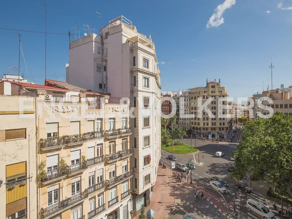 Piso de 5 habitaciones en València ciudad en alquiler - 2.500 € (Ref: 9908872)