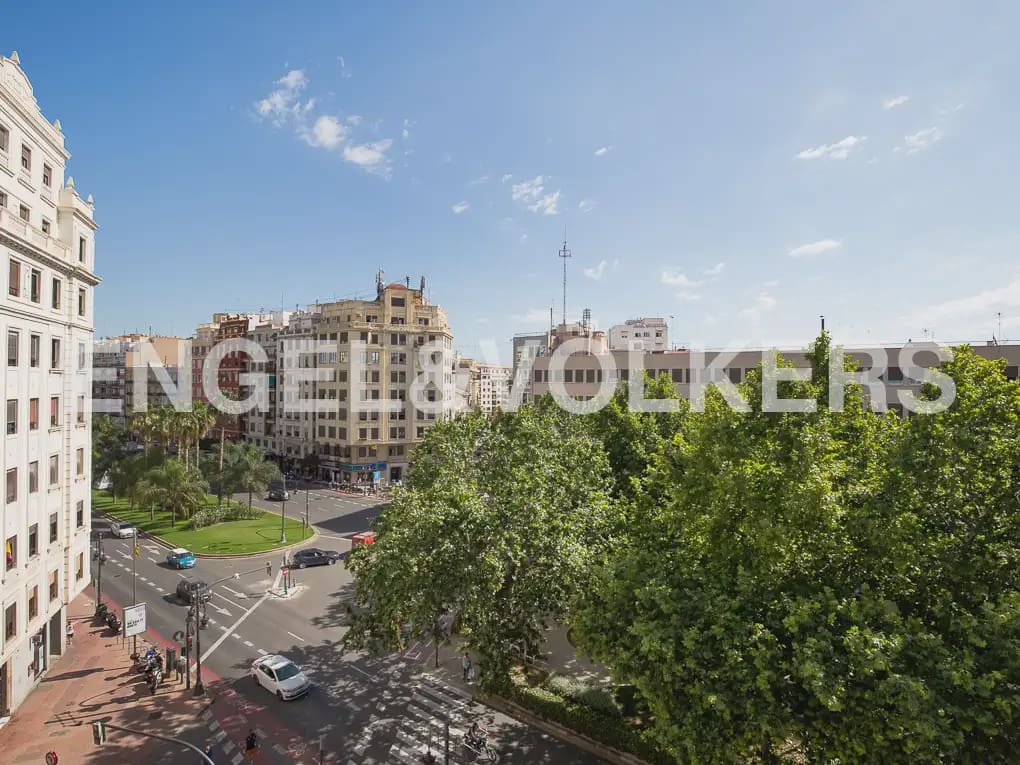 Piso de 5 habitaciones en València ciudad en alquiler - 2.500 € (Ref: 9908872)