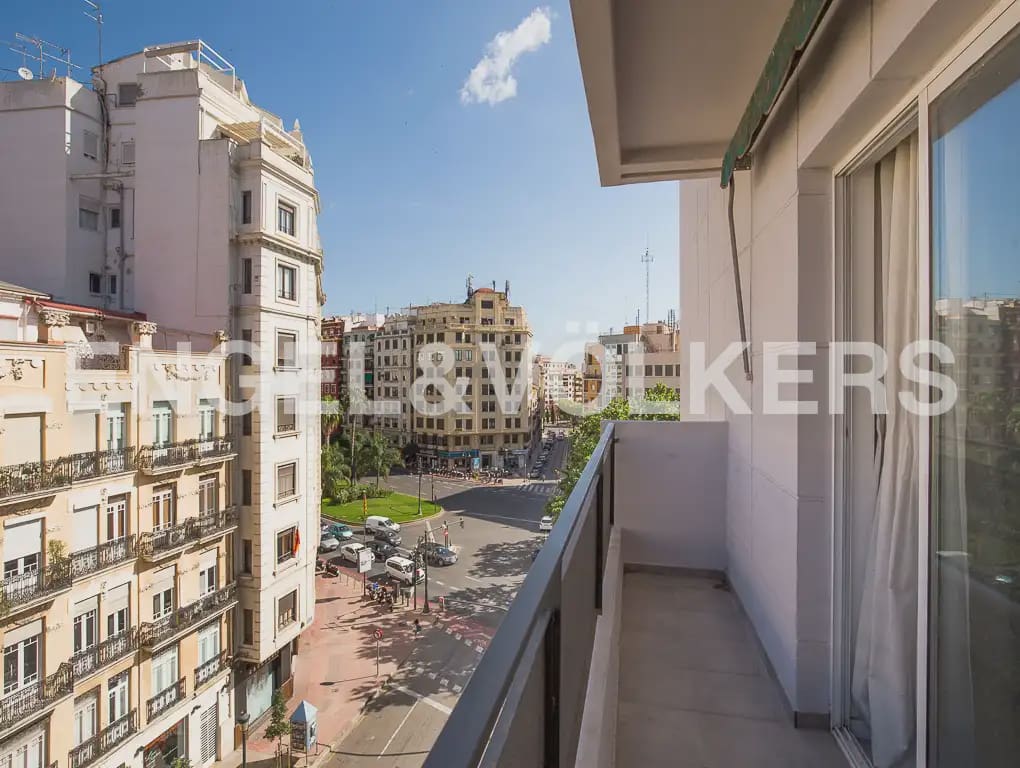 Piso de 5 habitaciones en València ciudad en alquiler - 2.500 € (Ref: 9908872)