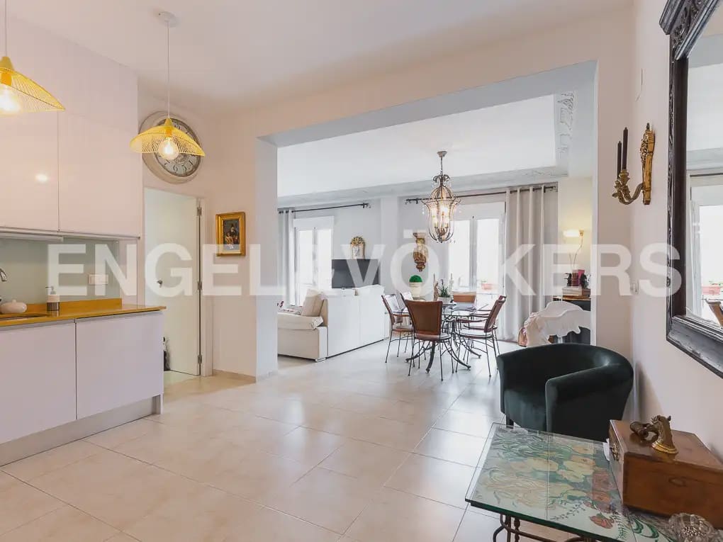 2 bedroom Flat for rent in Valencia city - € 1,900 (Ref: 9909009)