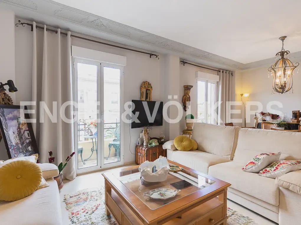 2 bedroom Flat for rent in Valencia city - € 1,900 (Ref: 9909009)
