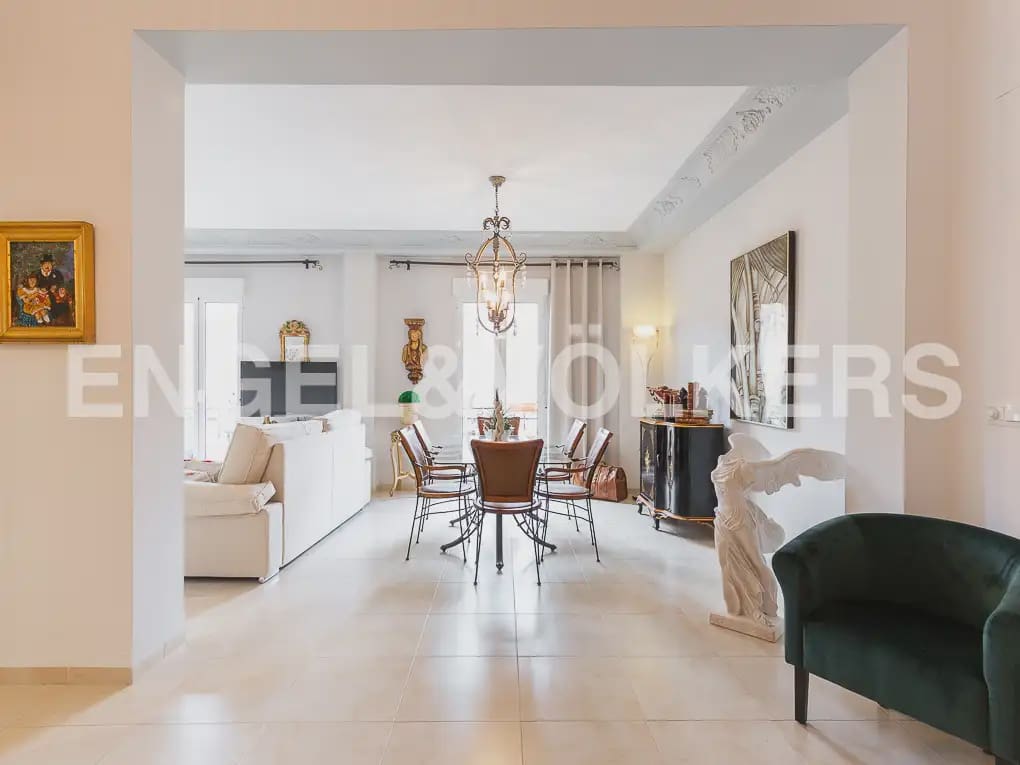 2 bedroom Flat for rent in Valencia city - € 1,900 (Ref: 9909009)