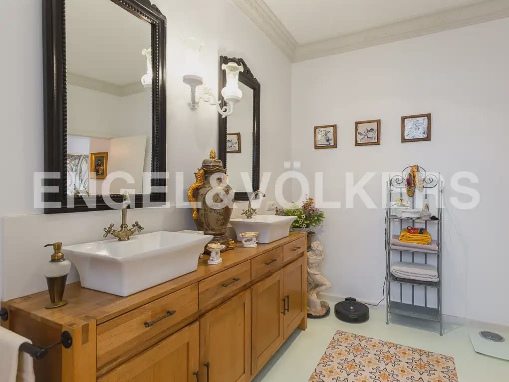 2 bedroom Flat for rent in Valencia city - € 1,900 (Ref: 9909009)