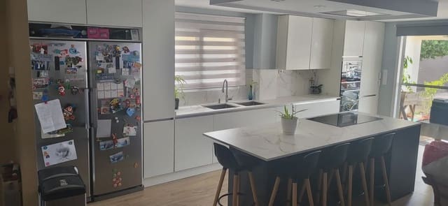 6 makuuhuone Huvila vuokrattavana paikassa La Pobla de Vallbona mukana uima-altaan 
autotalli - 3 200 € (Ref: 9911916)