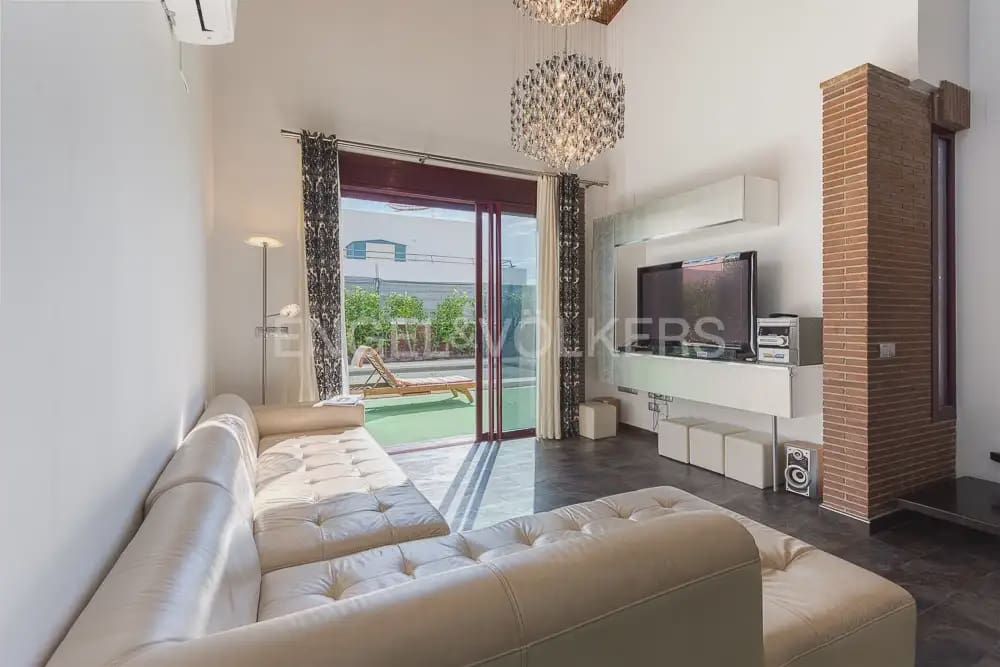 Chalet de 4 habitaciones en Paterna en alquiler con piscina garaje - 4.500 € (Ref: 9912280)