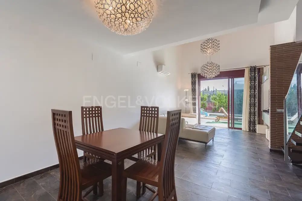 Chalet de 4 habitaciones en Paterna en alquiler con piscina garaje - 4.500 € (Ref: 9912280)