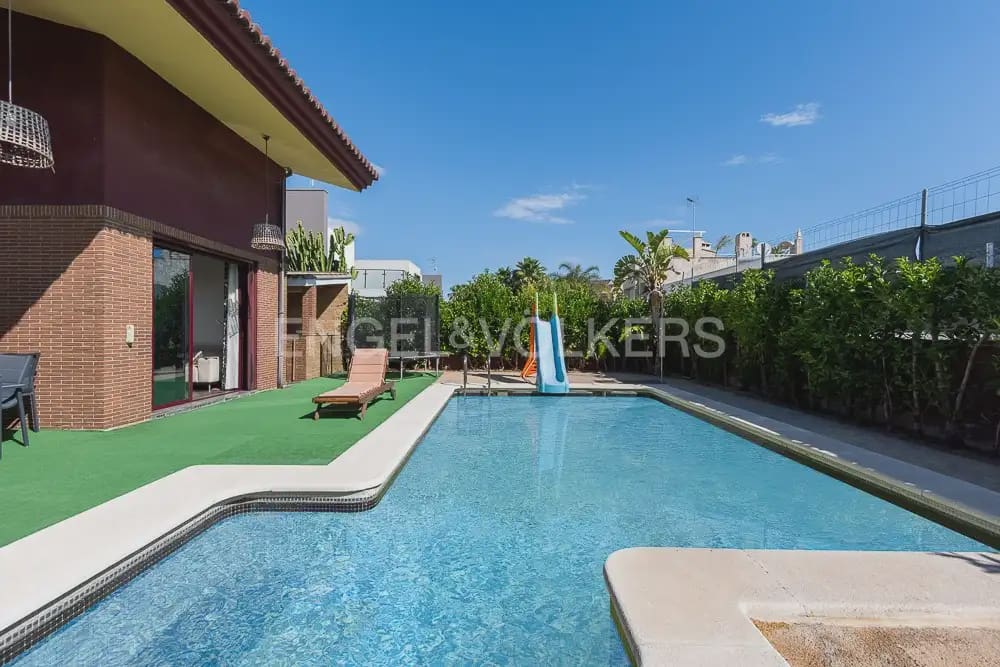 Chalet de 4 habitaciones en Paterna en alquiler con piscina garaje - 4.500 € (Ref: 9912280)