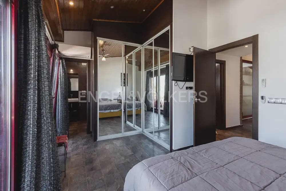 Chalet de 4 habitaciones en Paterna en alquiler con piscina garaje - 4.500 € (Ref: 9912280)