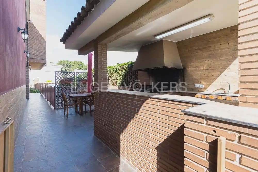 Chalet de 4 habitaciones en Paterna en alquiler con piscina garaje - 4.500 € (Ref: 9912280)