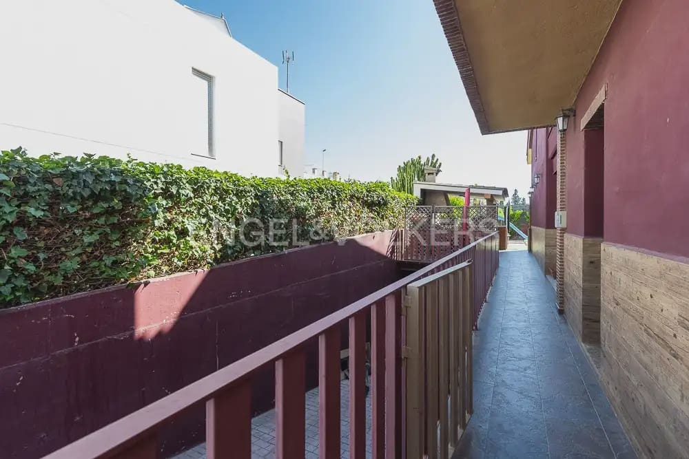 Chalet de 4 habitaciones en Paterna en alquiler con piscina garaje - 4.500 € (Ref: 9912280)