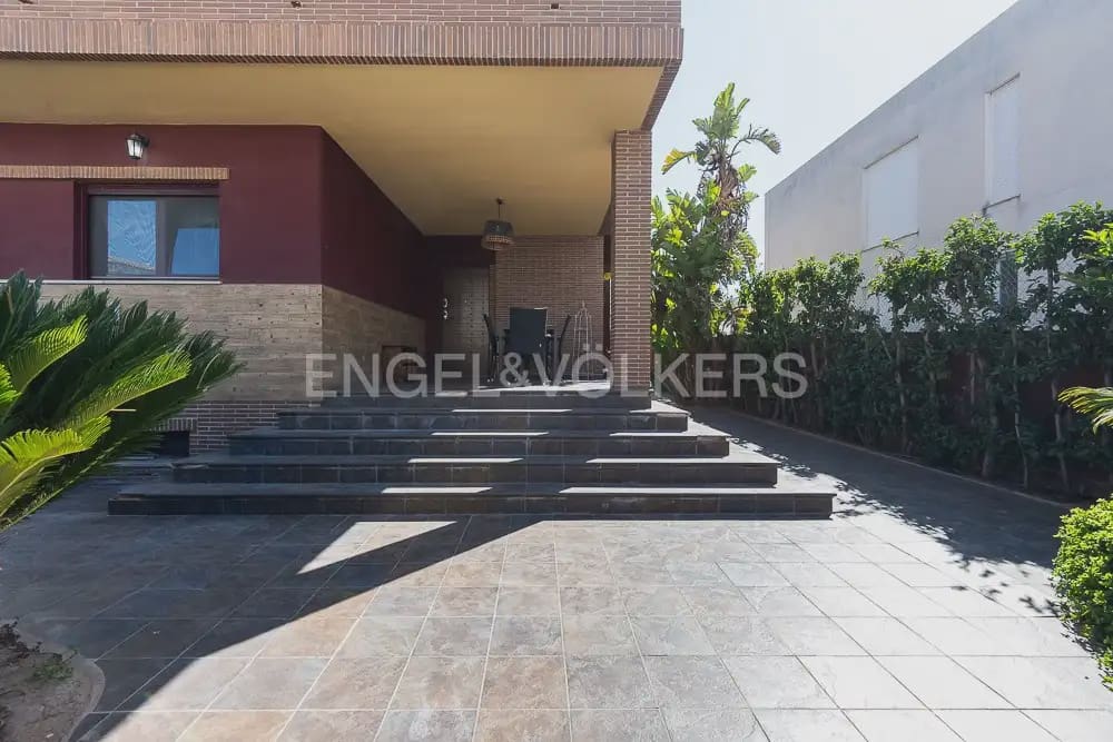 Chalet de 4 habitaciones en Paterna en alquiler con piscina garaje - 4.500 € (Ref: 9912280)