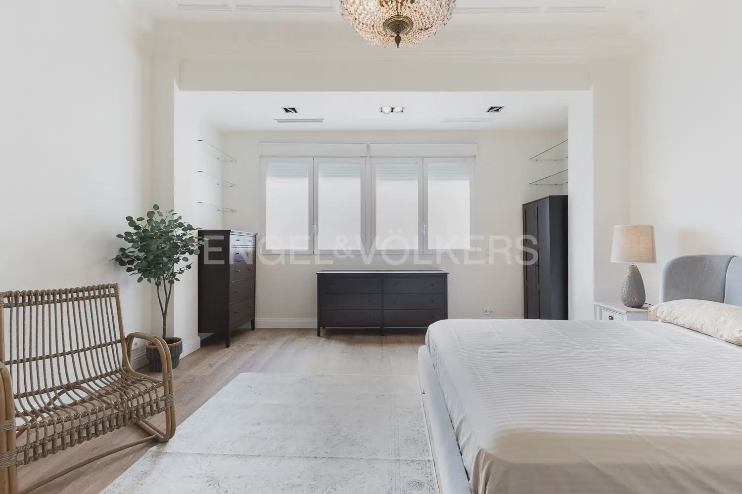 4 bedroom Flat for rent in Valencia city - € 3,200 (Ref: 9912284)