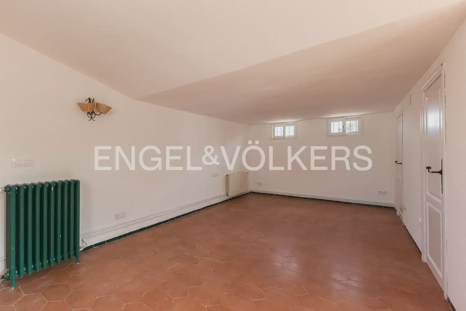 4 bedroom Villa for rent in Paterna with pool garage - € 3,895 (Ref: 9913679)