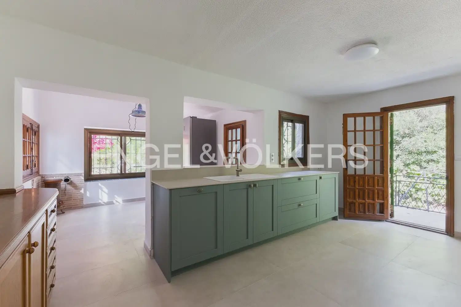 4 bedroom Villa for rent in Paterna with pool garage - € 3,895 (Ref: 9913679)