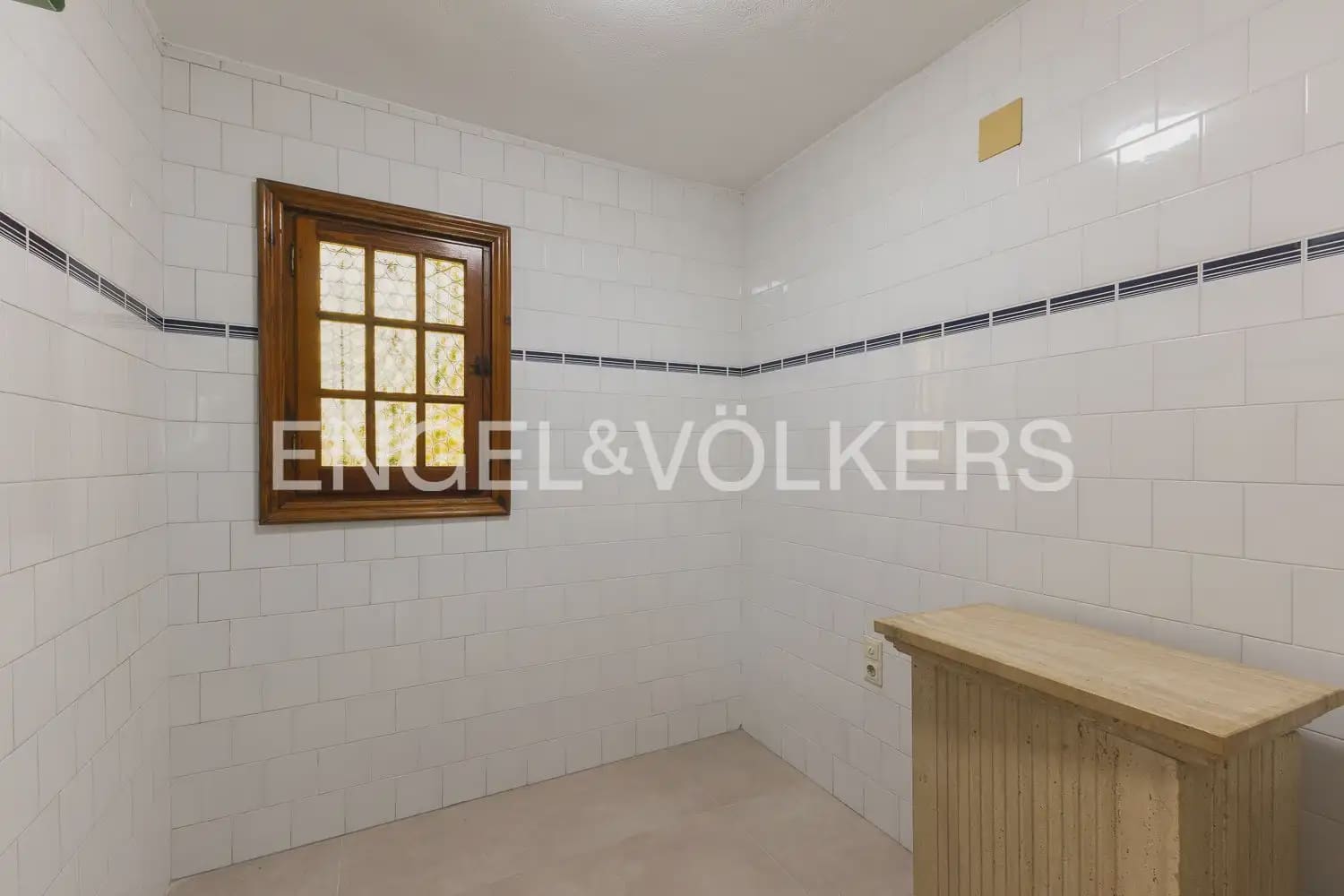 4 bedroom Villa for rent in Paterna with pool garage - € 3,895 (Ref: 9913679)