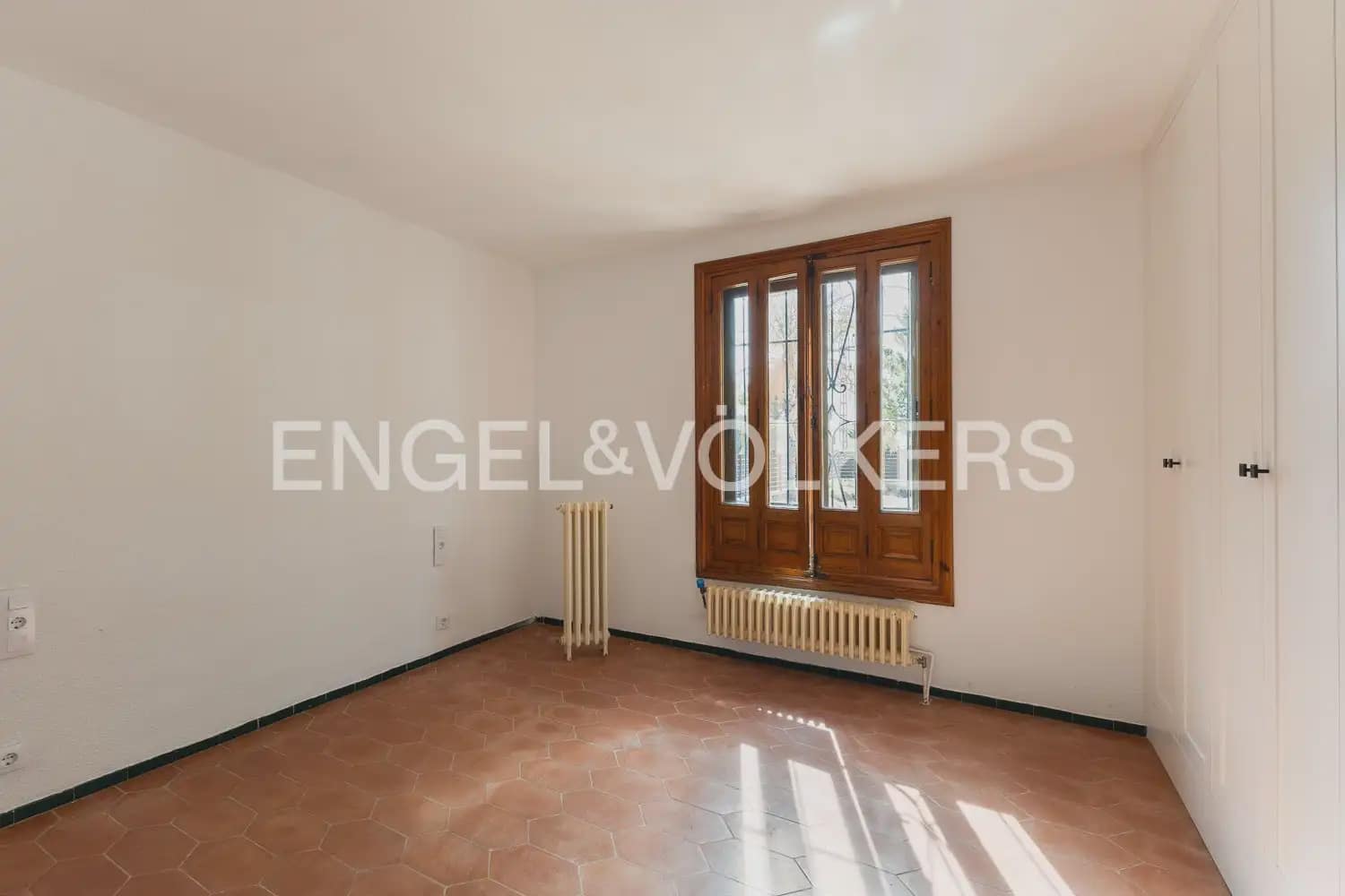 4 bedroom Villa for rent in Paterna with pool garage - € 3,895 (Ref: 9913679)