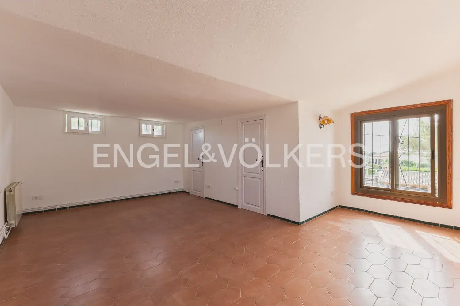 4 bedroom Villa for rent in Paterna with pool garage - € 3,895 (Ref: 9913679)