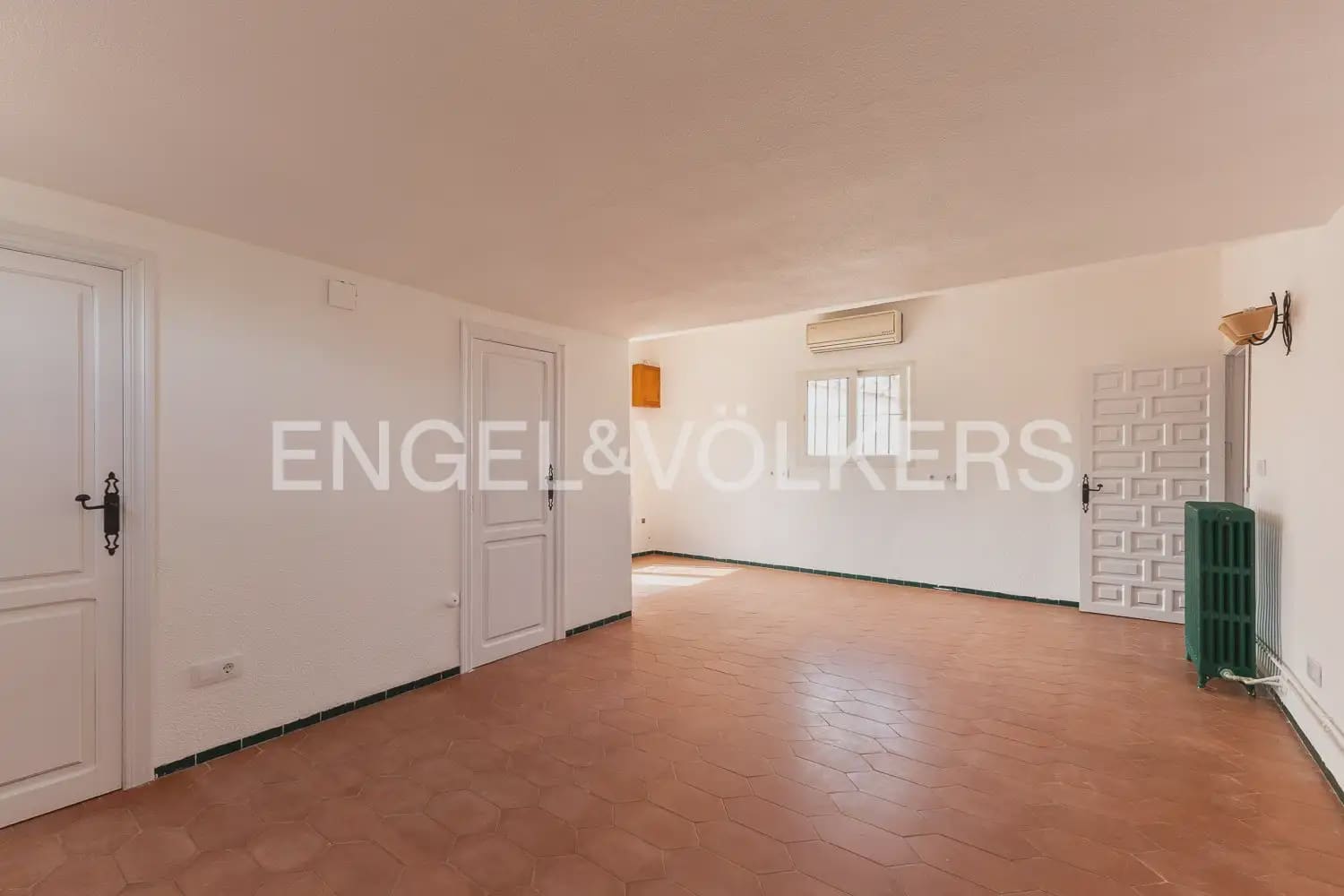 4 bedroom Villa for rent in Paterna with pool garage - € 3,895 (Ref: 9913679)
