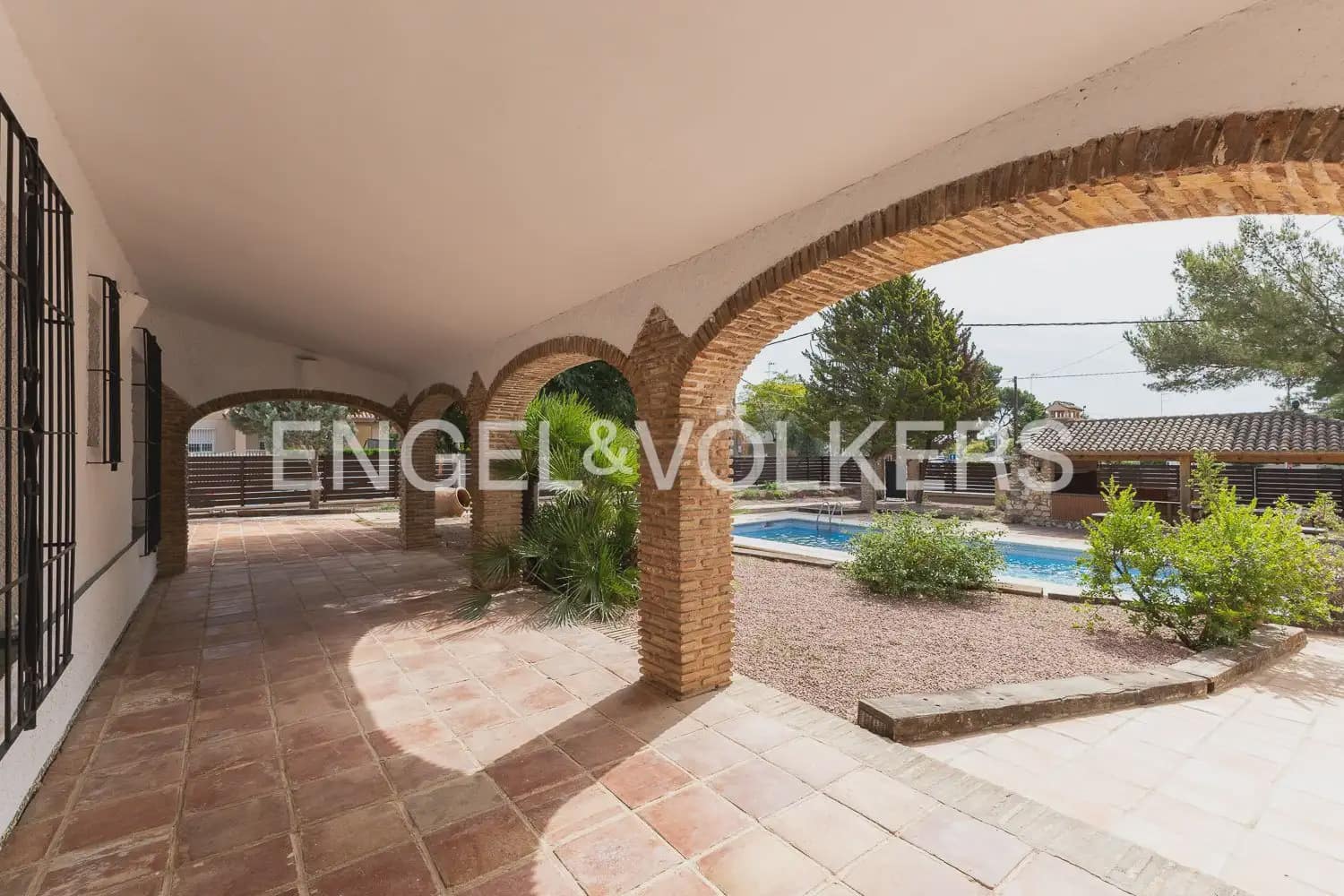 4 bedroom Villa for rent in Paterna with pool garage - € 3,895 (Ref: 9913679)
