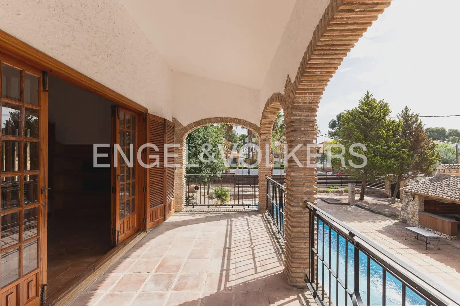 4 bedroom Villa for rent in Paterna with pool garage - € 3,895 (Ref: 9913679)
