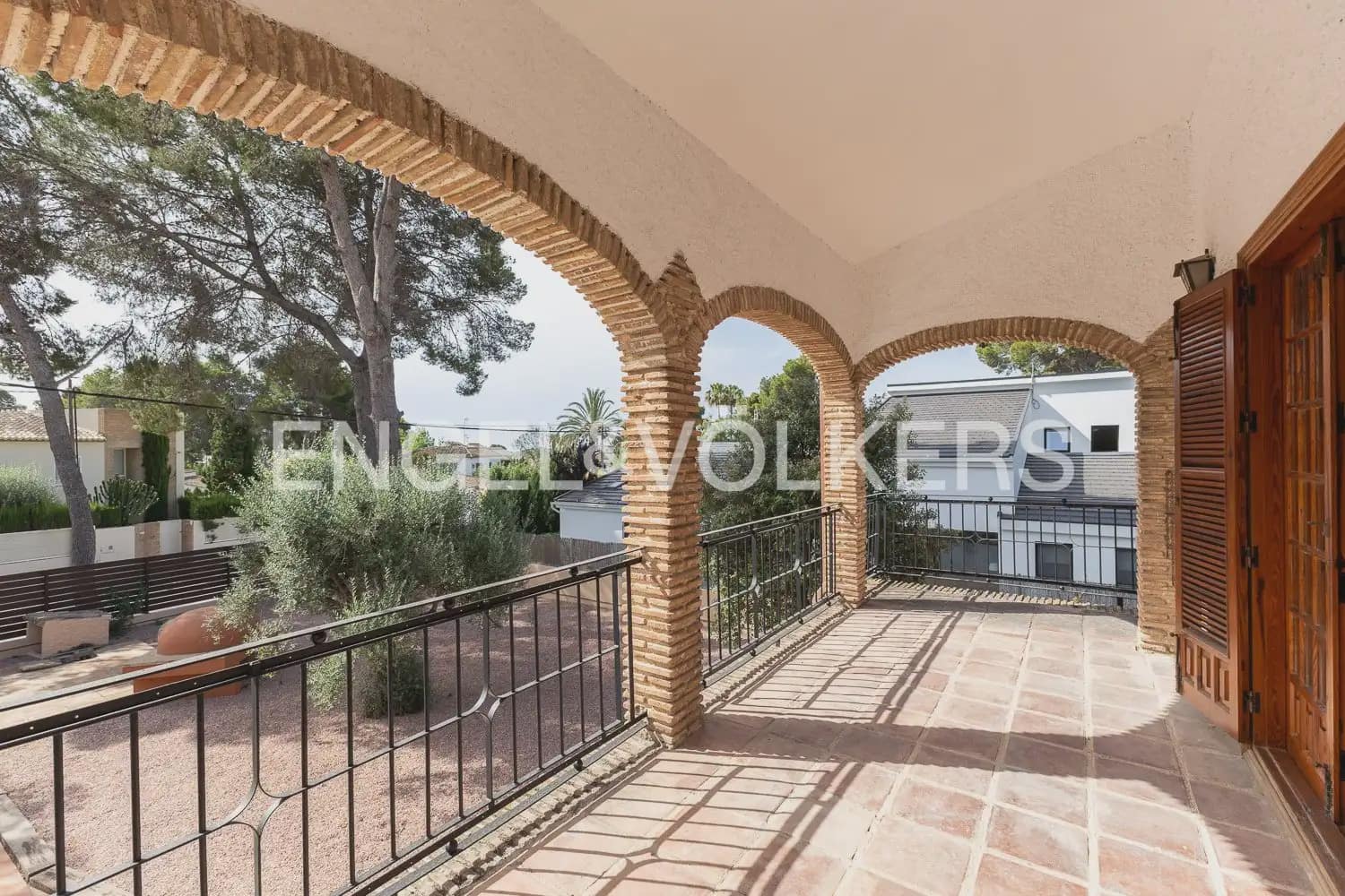 4 bedroom Villa for rent in Paterna with pool garage - € 3,895 (Ref: 9913679)