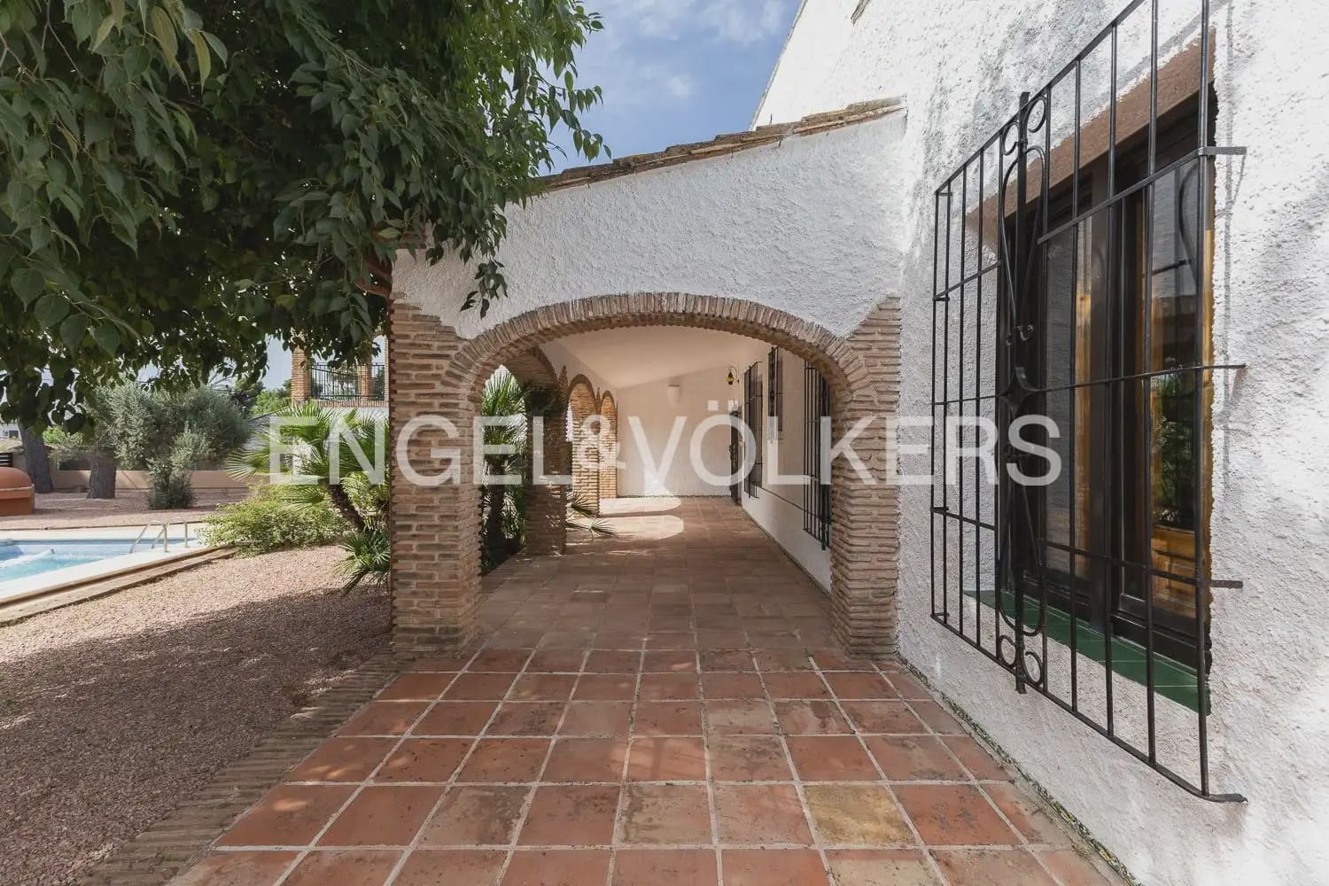 4 bedroom Villa for rent in Paterna with pool garage - € 3,895 (Ref: 9913679)