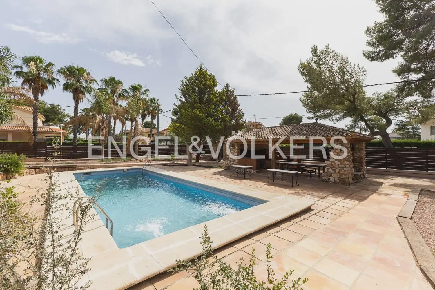 4 bedroom Villa for rent in Paterna with pool garage - € 3,895 (Ref: 9913679)