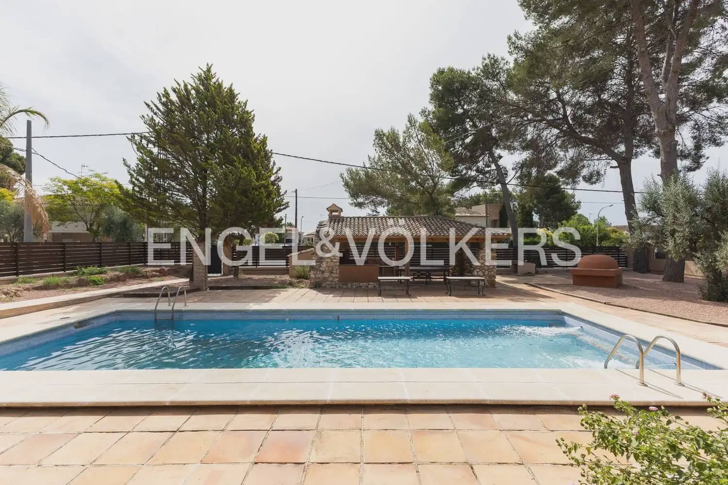 4 bedroom Villa for rent in Paterna with pool garage - € 3,895 (Ref: 9913679)