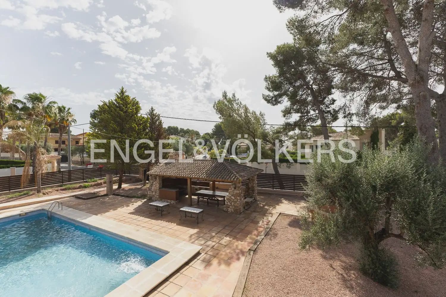 4 bedroom Villa for rent in Paterna with pool garage - € 3,895 (Ref: 9913679)