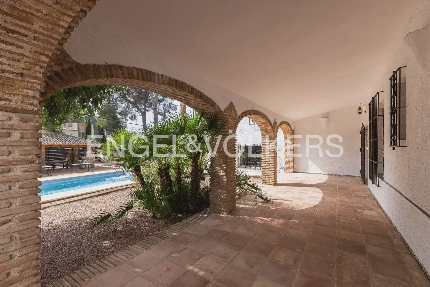 4 bedroom Villa for rent in Paterna with pool garage - € 3,895 (Ref: 9913679)