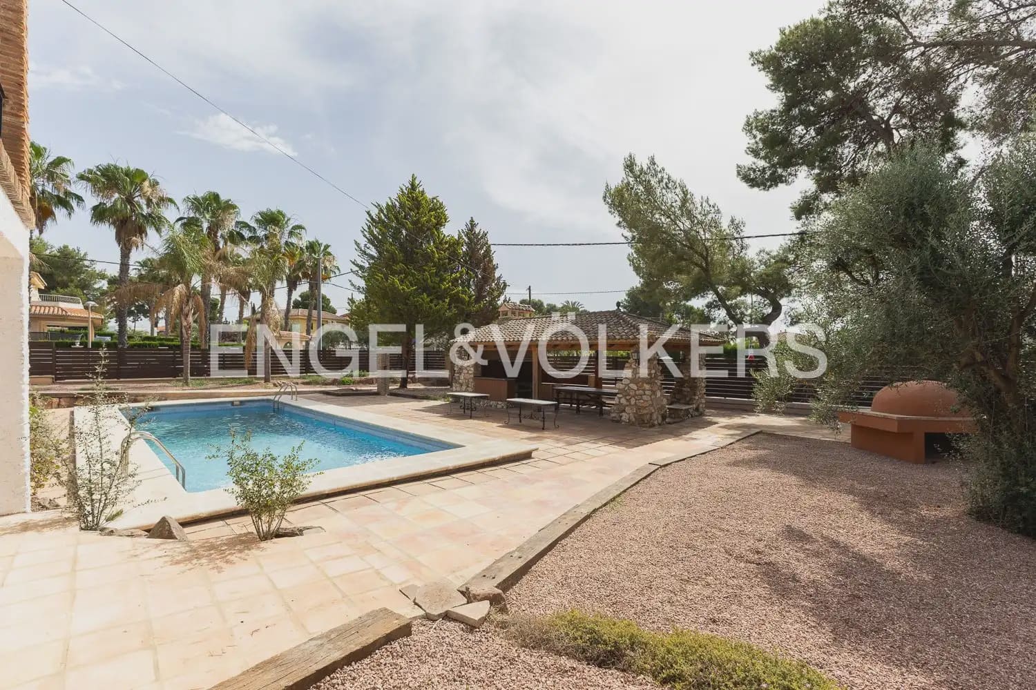4 bedroom Villa for rent in Paterna with pool garage - € 3,895 (Ref: 9913679)