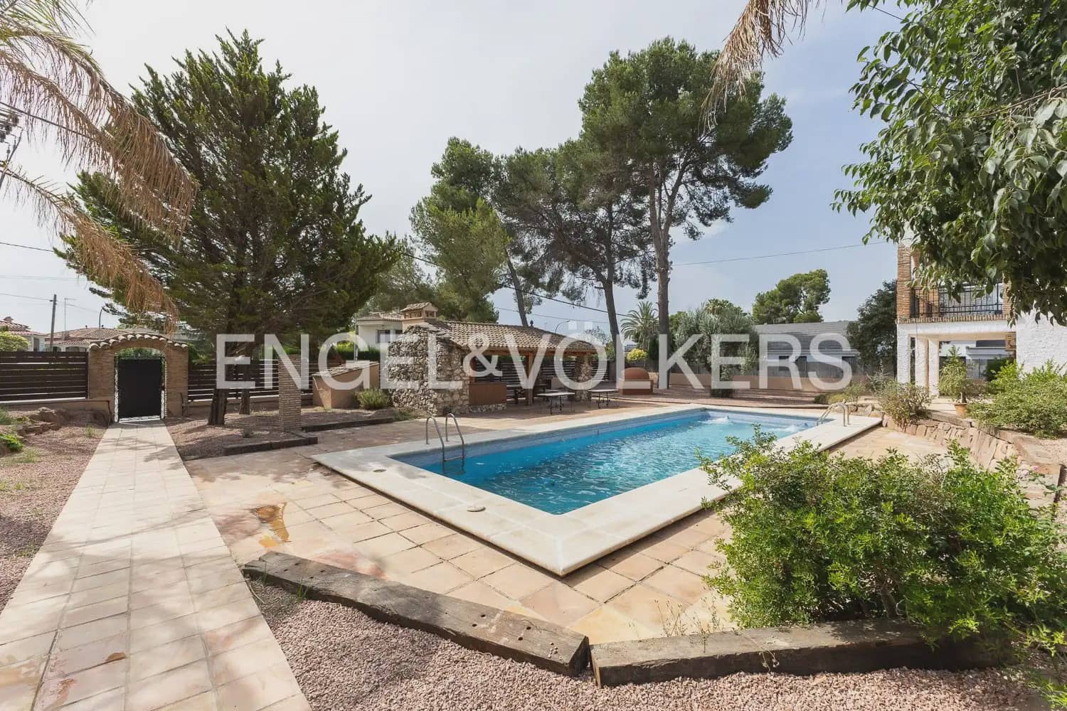 4 bedroom Villa for rent in Paterna with pool garage - € 3,895 (Ref: 9913679)