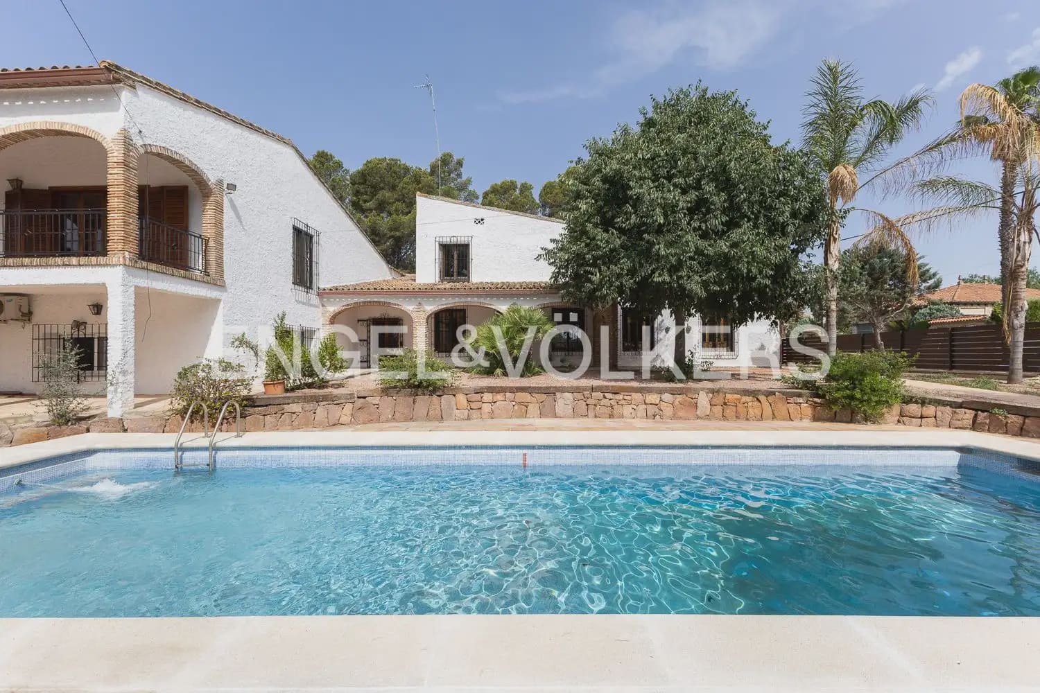 4 bedroom Villa for rent in Paterna with pool garage - € 3,895 (Ref: 9913679)