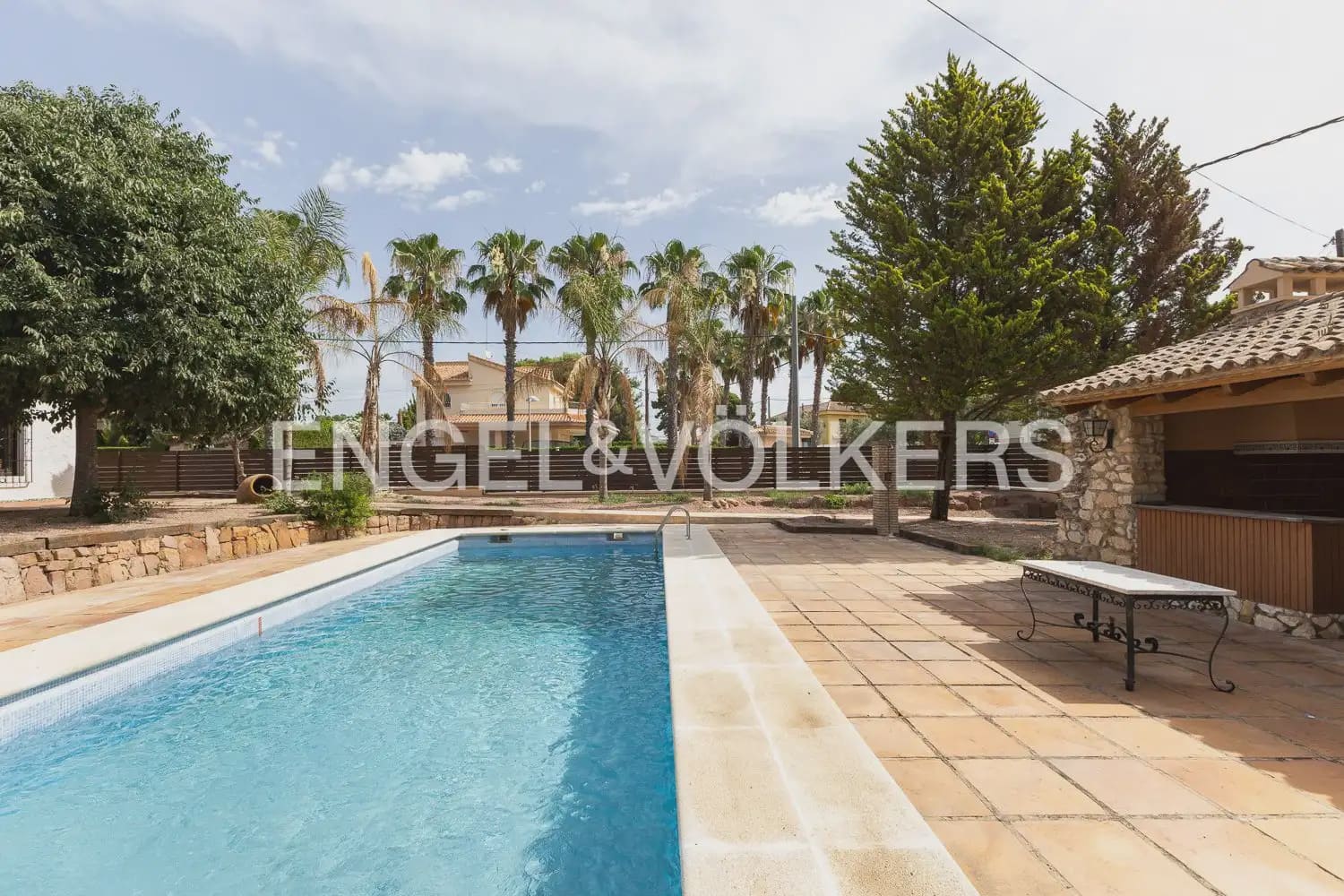 4 bedroom Villa for rent in Paterna with pool garage - € 3,895 (Ref: 9913679)