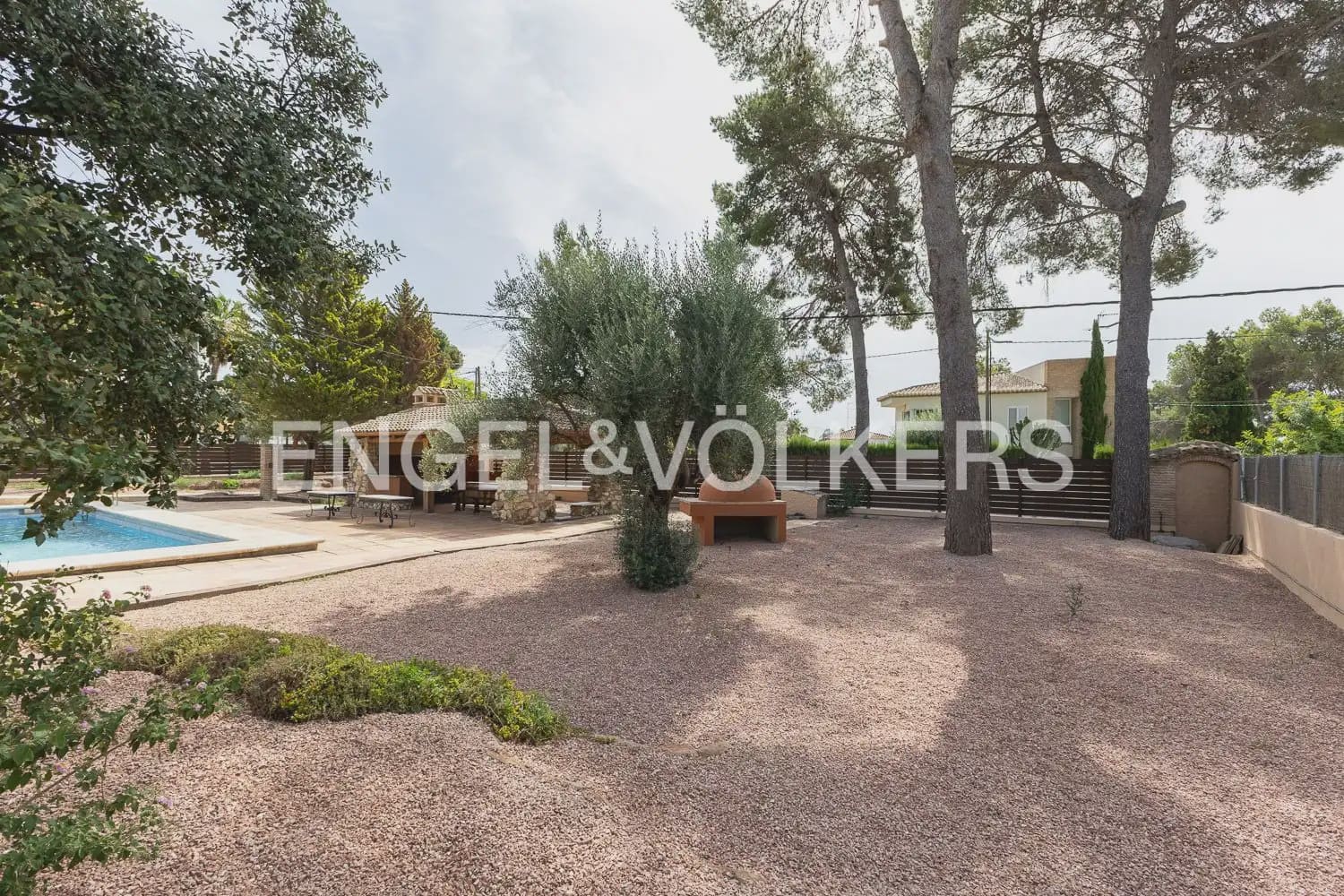 4 bedroom Villa for rent in Paterna with pool garage - € 3,895 (Ref: 9913679)