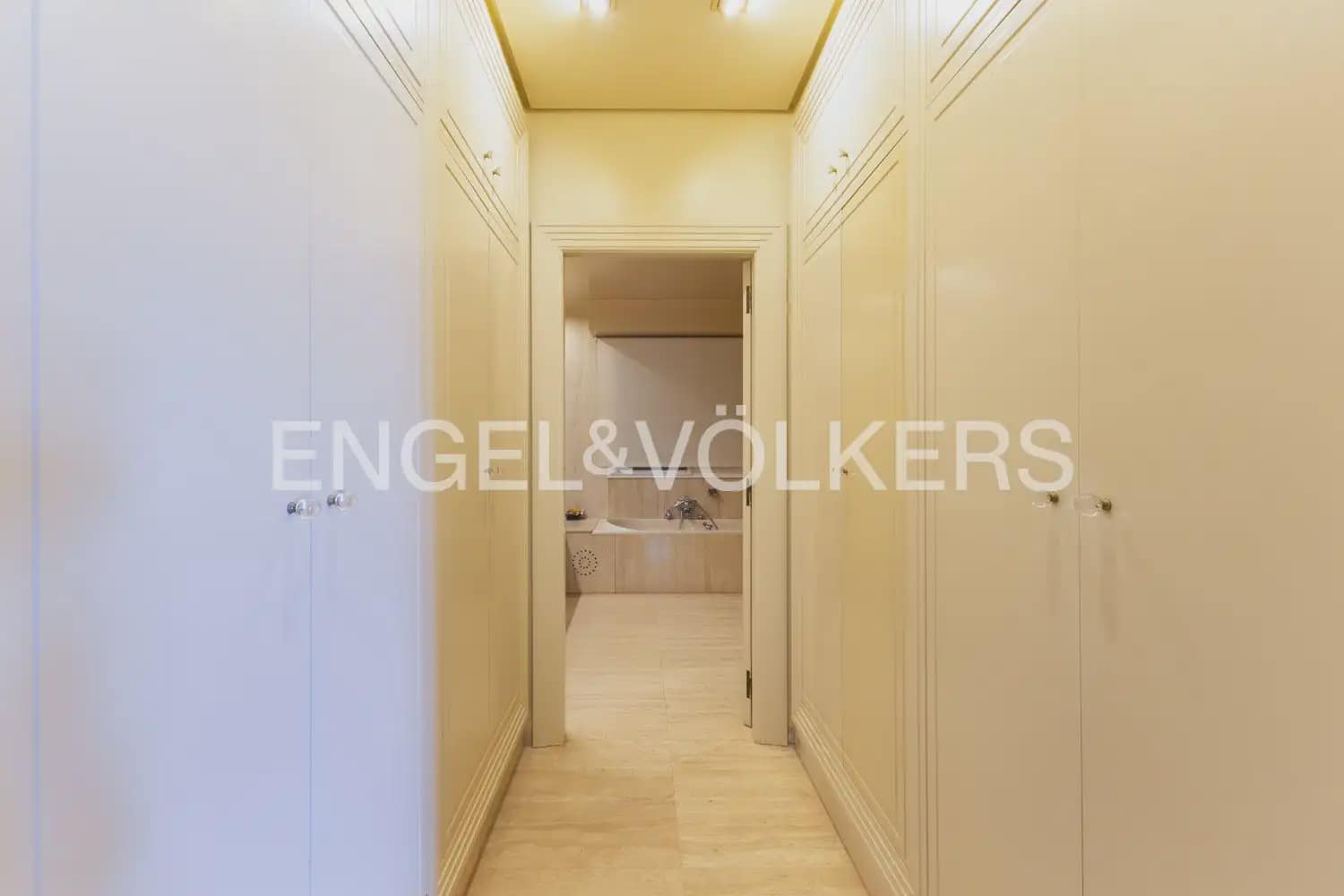 6 quarto Moradia Geminada para arrendar em Oropesa  com piscina garagem - 8 000 € (Ref: 9918663)