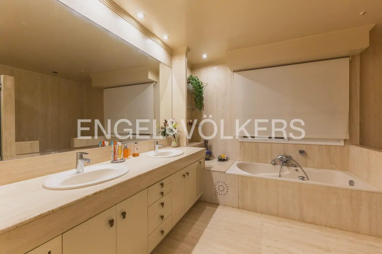 6 quarto Moradia Geminada para arrendar em Oropesa  com piscina garagem - 8 000 € (Ref: 9918663)