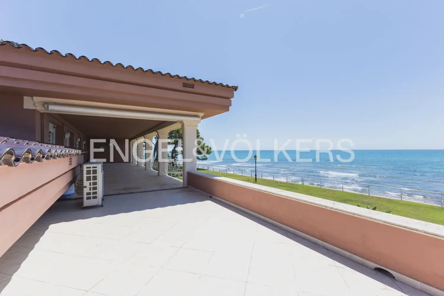 6 quarto Moradia Geminada para arrendar em Oropesa  com piscina garagem - 8 000 € (Ref: 9918663)