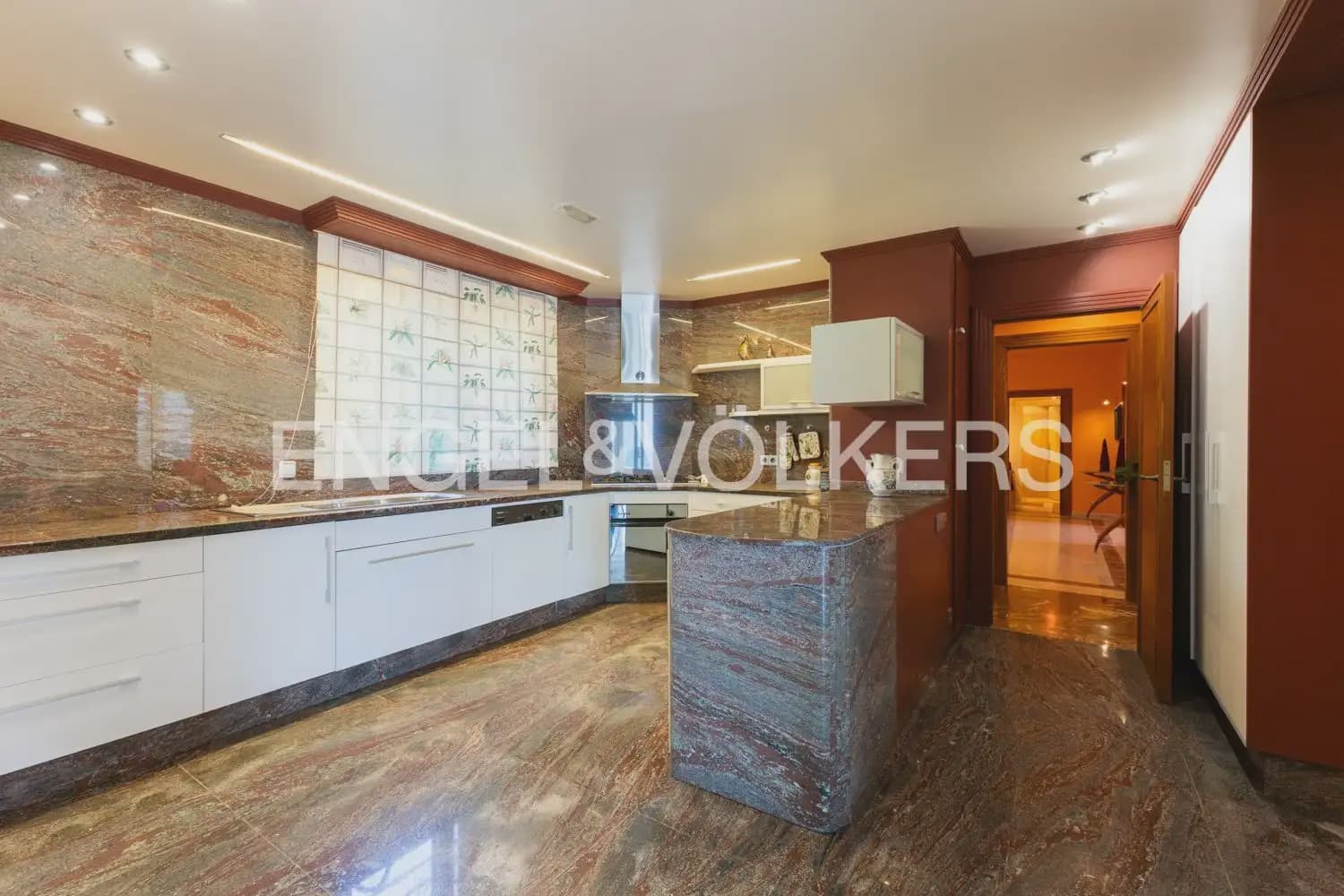 6 quarto Moradia Geminada para arrendar em Oropesa  com piscina garagem - 8 000 € (Ref: 9918663)