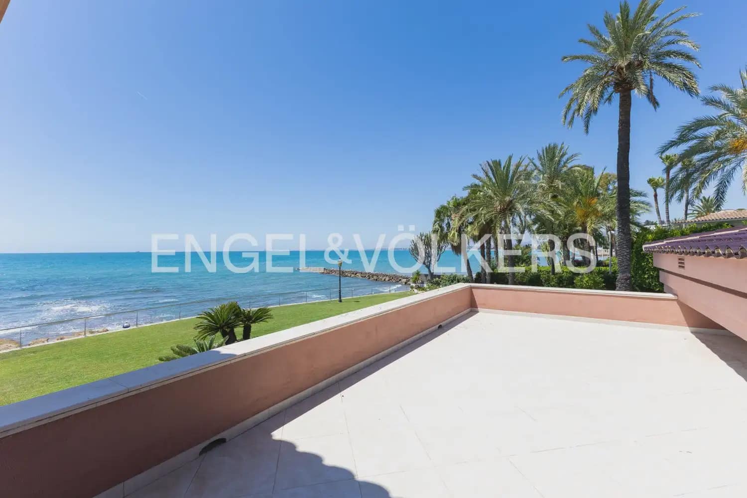 6 quarto Moradia Geminada para arrendar em Oropesa  com piscina garagem - 8 000 € (Ref: 9918663)