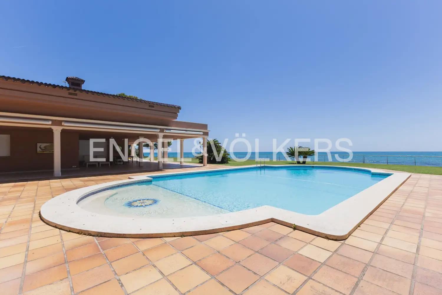 6 quarto Moradia Geminada para arrendar em Oropesa  com piscina garagem - 8 000 € (Ref: 9918663)