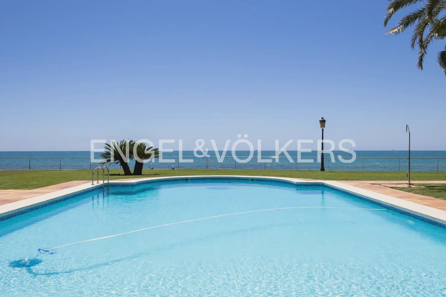 6 quarto Moradia Geminada para arrendar em Oropesa  com piscina garagem - 8 000 € (Ref: 9918663)