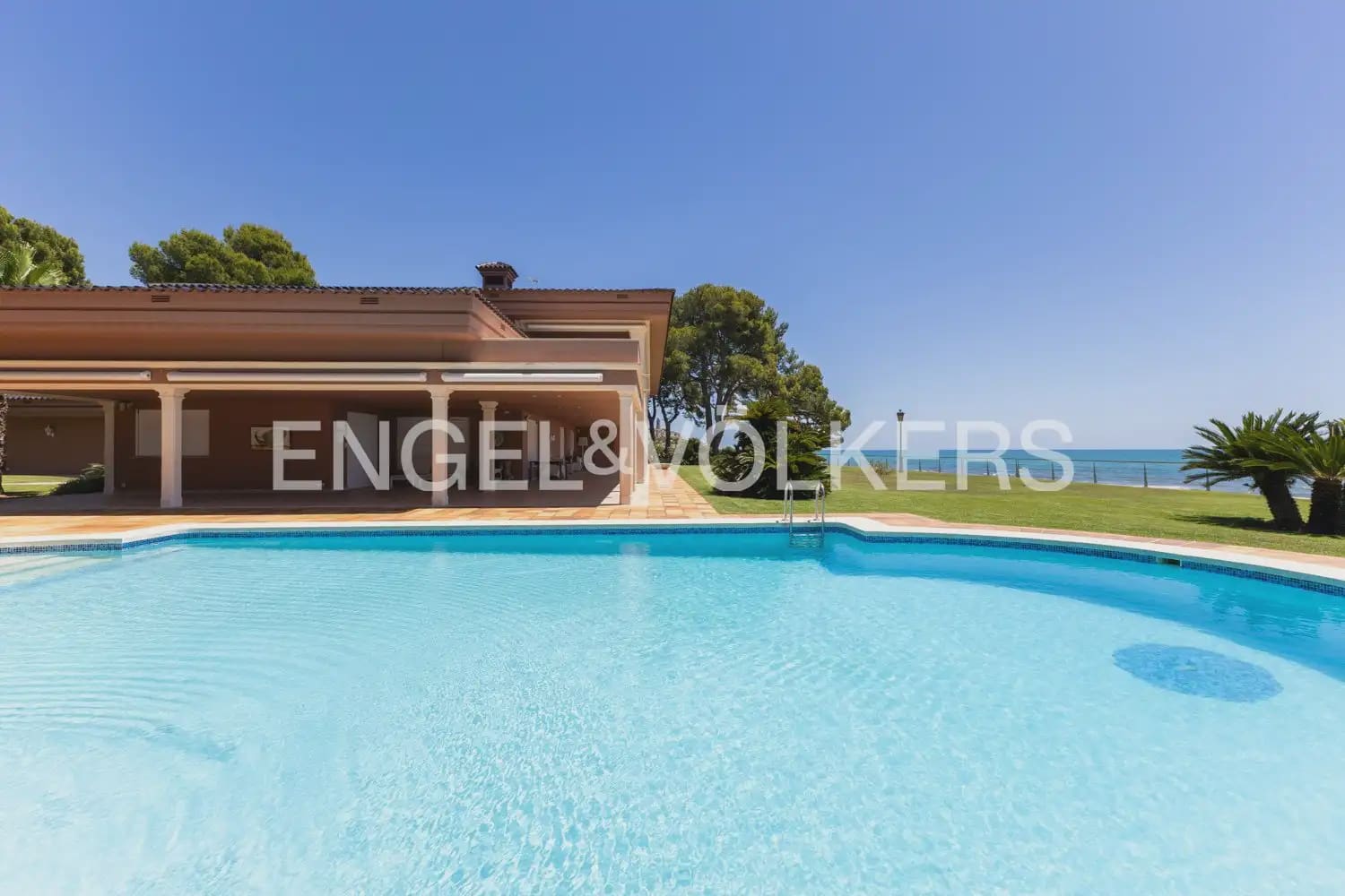 6 quarto Moradia Geminada para arrendar em Oropesa  com piscina garagem - 8 000 € (Ref: 9918663)