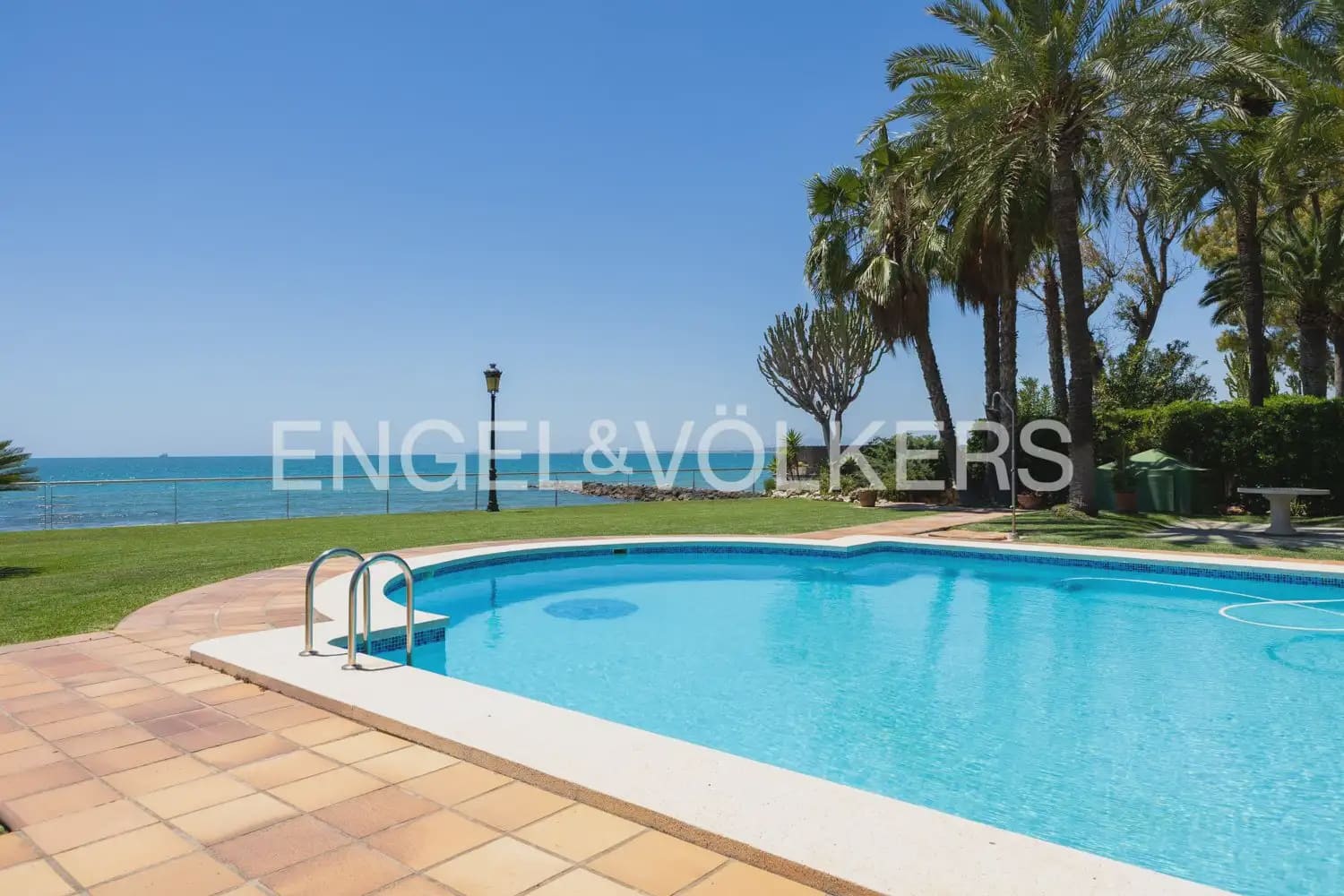 6 quarto Moradia Geminada para arrendar em Oropesa  com piscina garagem - 8 000 € (Ref: 9918663)