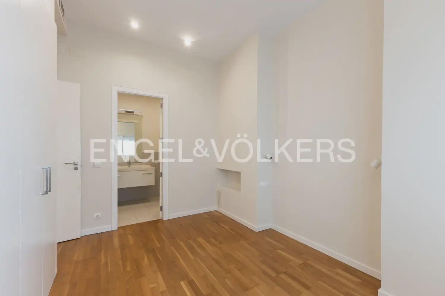 3 slaapkamer Flat te huur in Valencia stad - € 2.300 (Ref: 9918849)