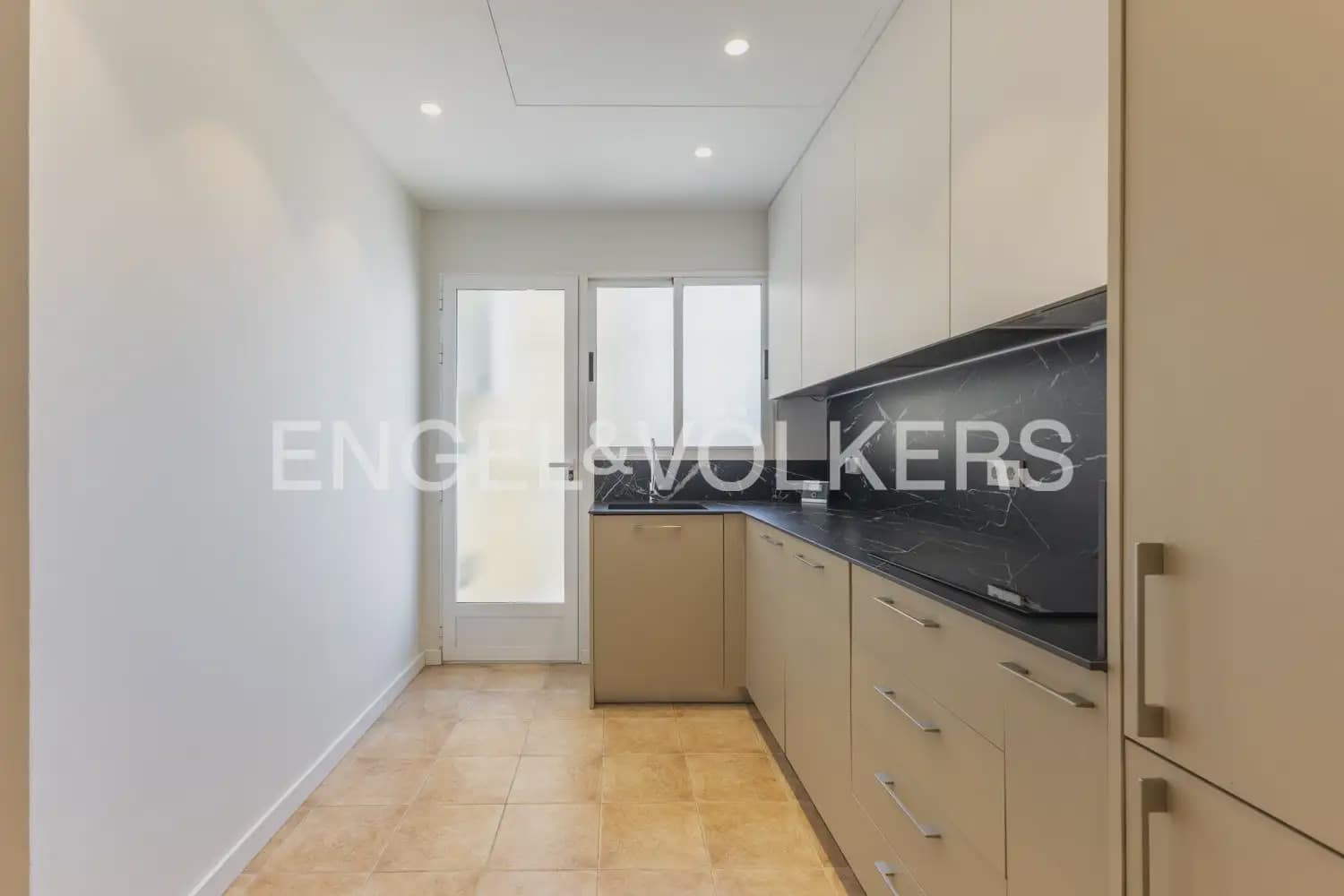 4 sovrum Lägenhet att hyra i Valencia stad med garage - 3 500 € (Ref: 9919045)