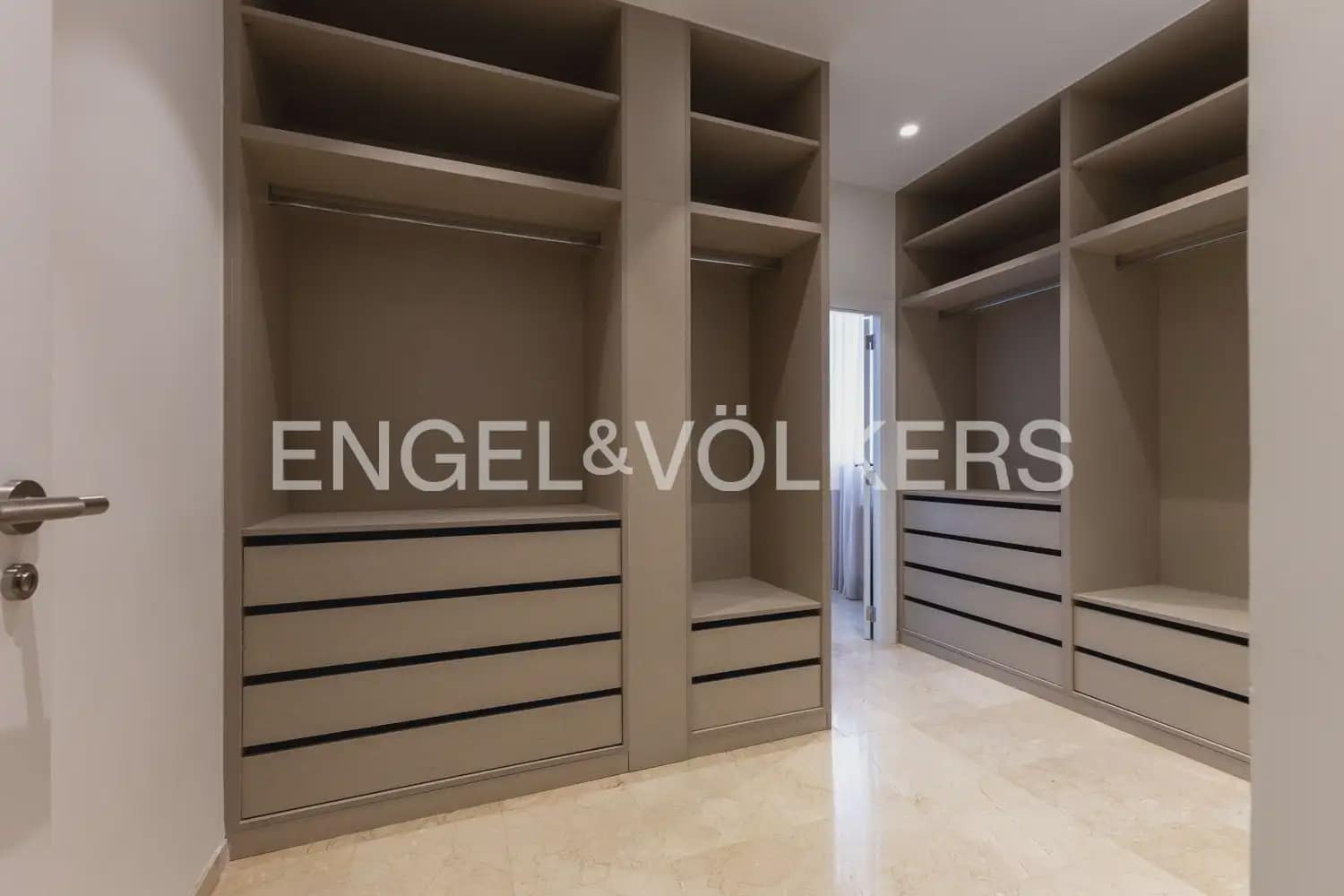 4 sovrum Lägenhet att hyra i Valencia stad med garage - 3 500 € (Ref: 9919045)